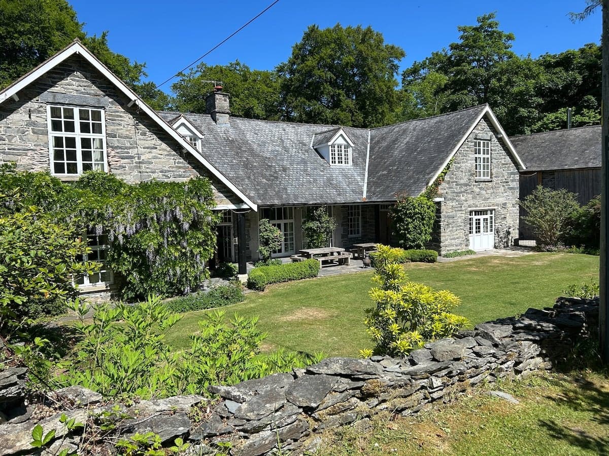 Grand Country Hen House with Gardens | North Wales | Sleeps 16 - view 1